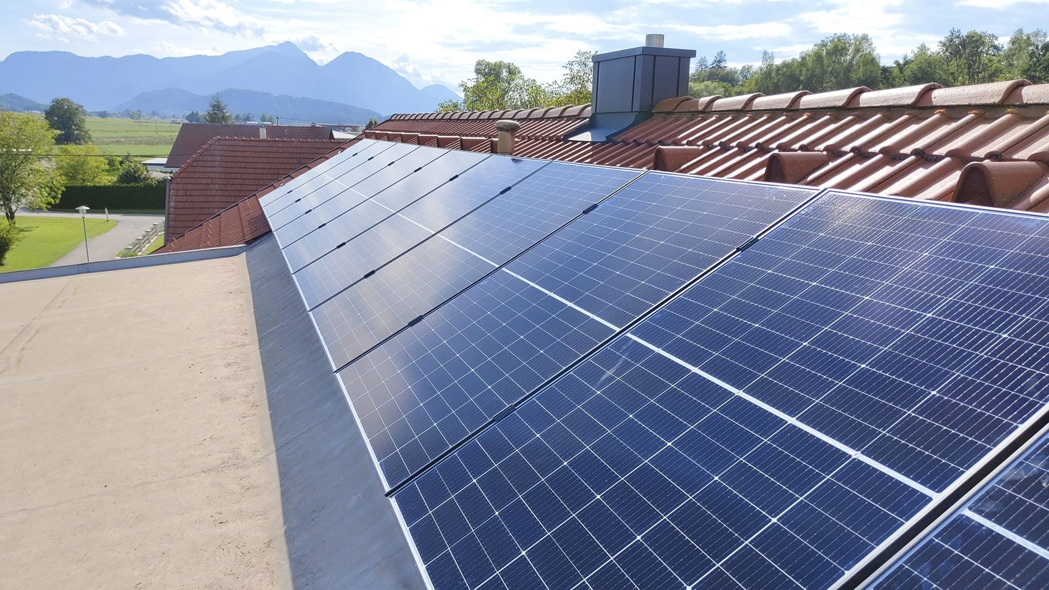 Photovoltaikanlage auf einem Hausdach in Kärnten
